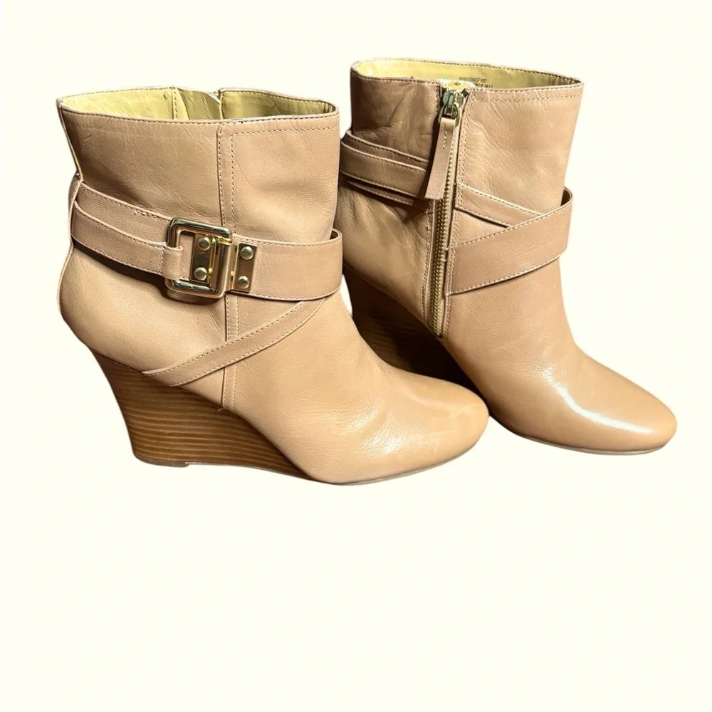 Nine West tan wedge heel ankle gold buckle leather boot size 8